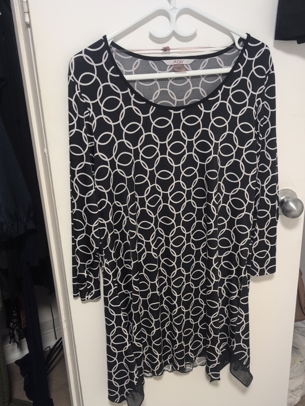 Black & White Circle-Print Long Sleeve Women's Top